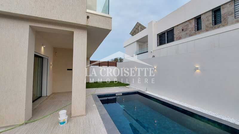 Villa S+4 avec piscine en cours de finition à La Soukra